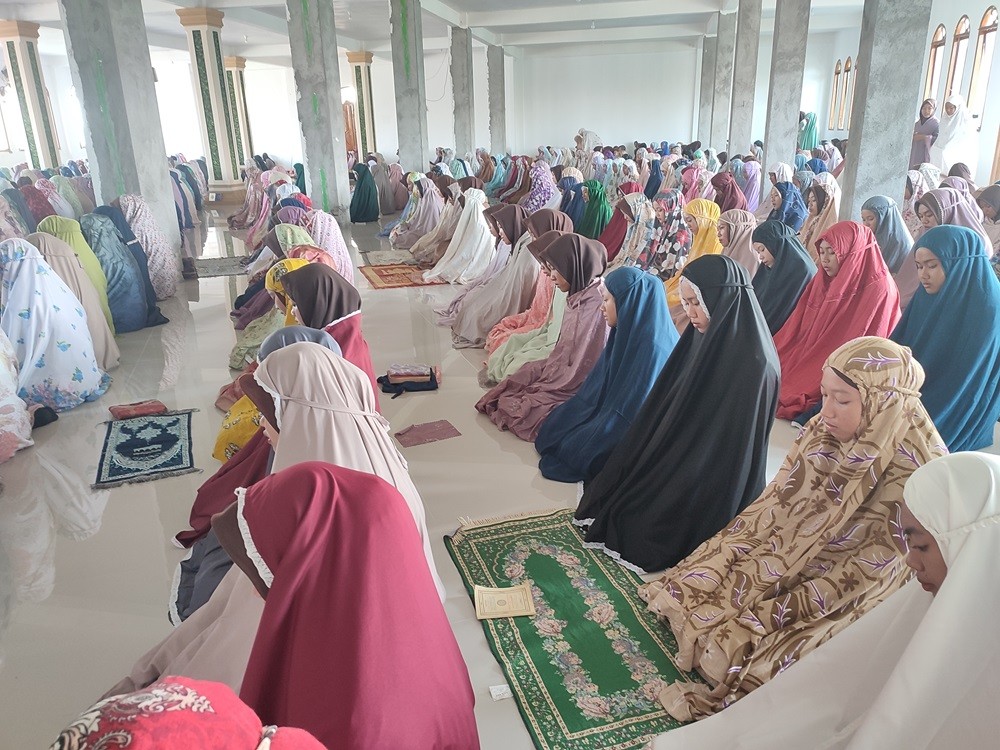 MAN 1 OKUT Rutin Laksanakan Shalat Dhuha Berjamaah