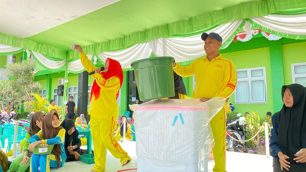 MAN 1 OKUT Gelar Undian Kupon Berhadiah Mesin Cuci