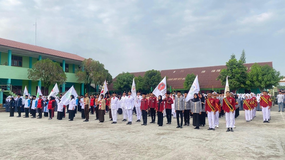 Pelantikan Pengurus Intra dan Ekstra Madrasah Masa Bakti 2024/2025 di MAN 1 OKUT