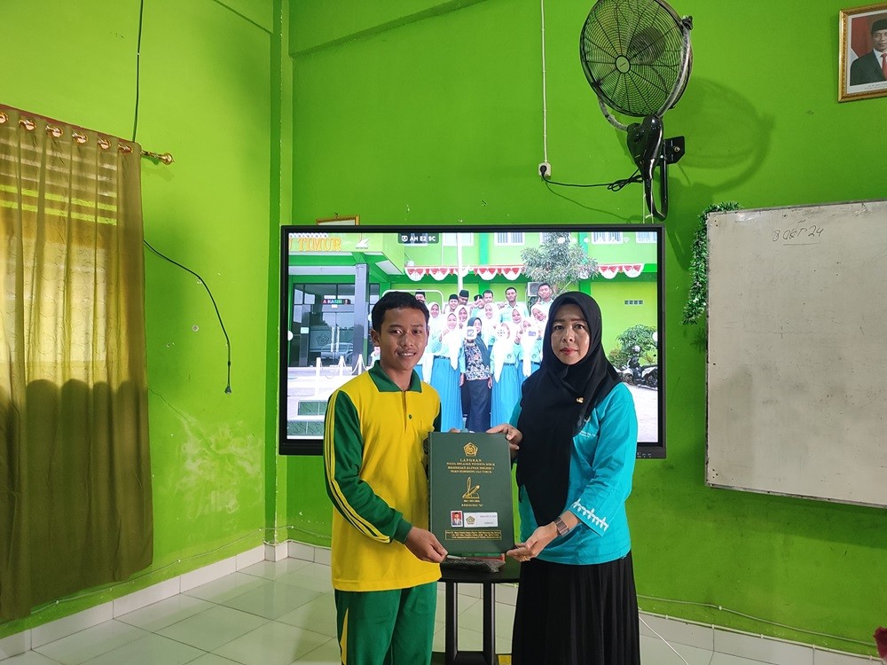 Pembagian Raport Sumatif Tengah Semester (STS) Strategi Tingkatkan Motivasi Belajar 